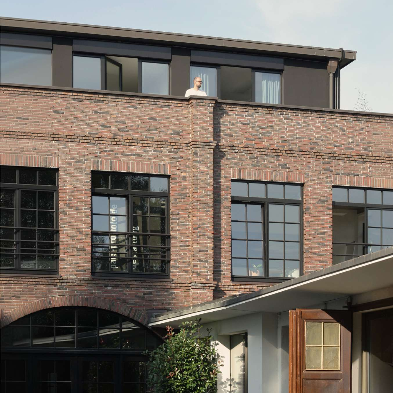 Das Hello x Studio am Dahlweg in Münster. Ein Backsteingebäude mit aufgesetztem Loft-Studio.